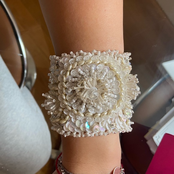 Off white Beaded cuff bracelet - Picture 2 of 8